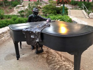 A statue of American musician Hoagy Carmichael on the IU campus
